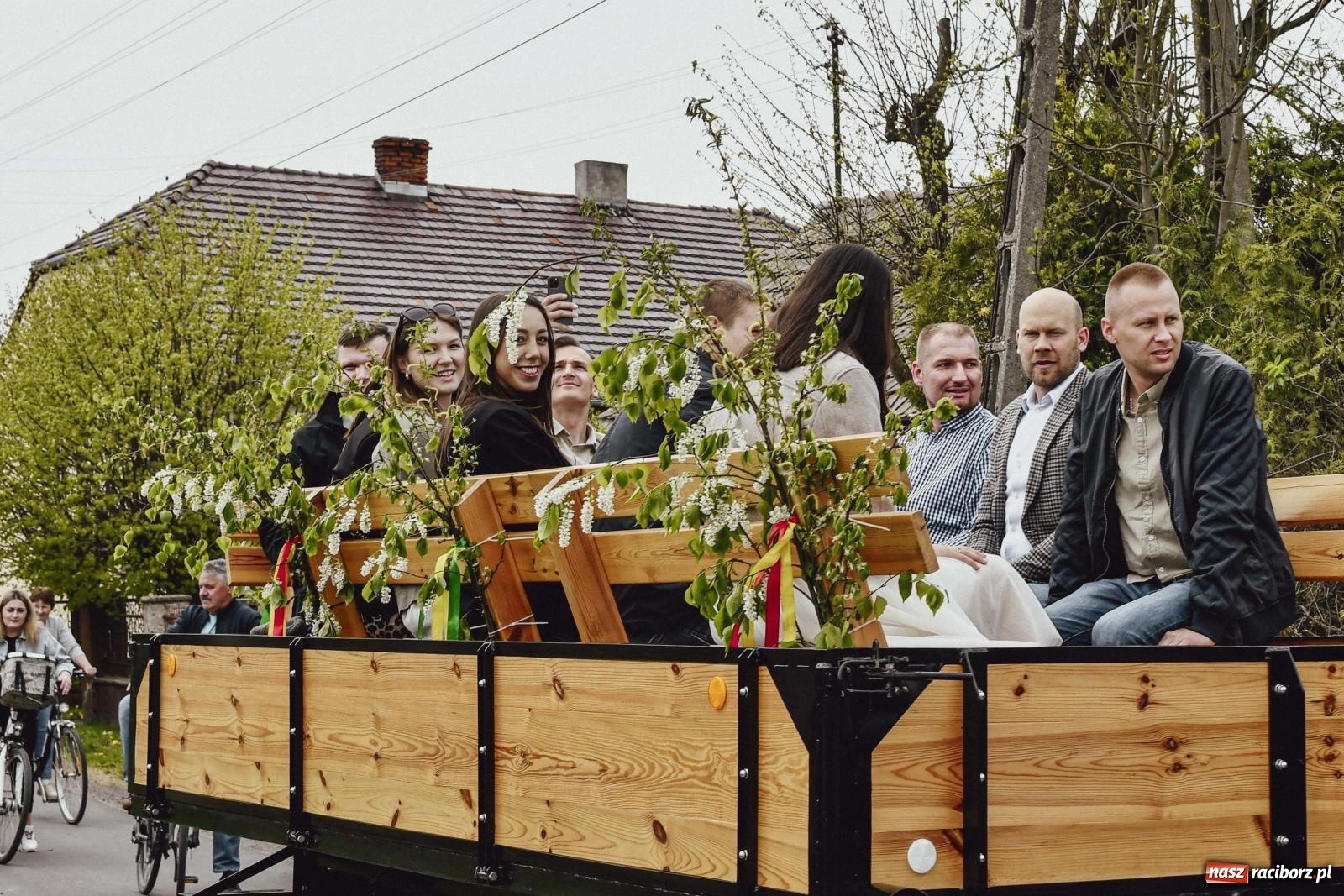 Zdjęcie w galerii na portalu naszraciborz.pl: Z wiarą przez pola – konna procesja wielkanocna w Zawadzie Książęcej [FOTO i WIDEO] wiadomości z regionu