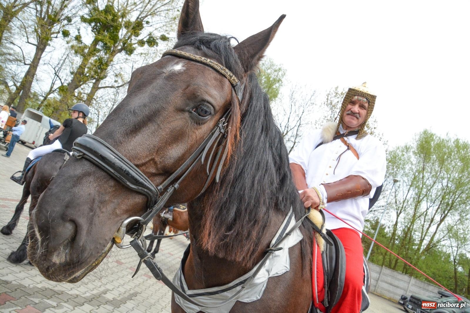 Zdjęcie w galerii na portalu naszraciborz.pl: Morawskie dziedzictwo, konie i goście honorowi – wielkanocna procesja w Pietrowicach Wielkich [FOTO i WIDEO] wiadomości z regionu