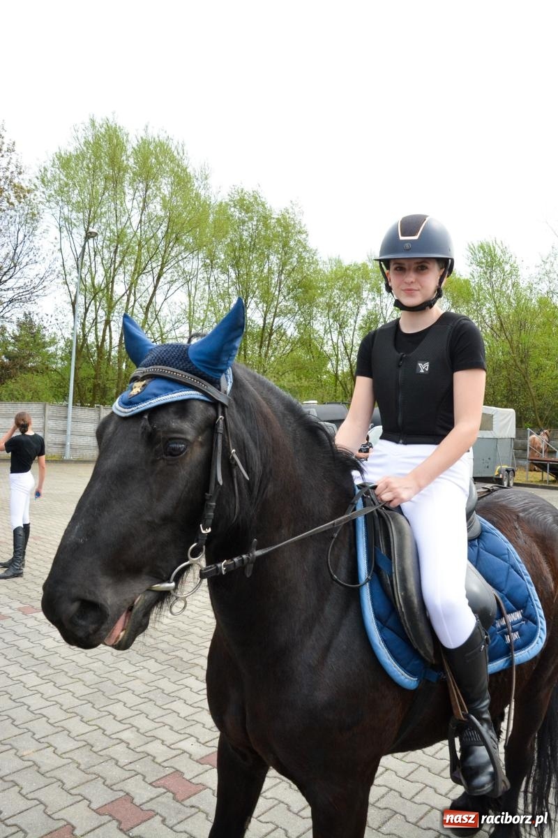 Zdjęcie w galerii na portalu naszraciborz.pl: Morawskie dziedzictwo, konie i goście honorowi – wielkanocna procesja w Pietrowicach Wielkich [FOTO i WIDEO] wiadomości z regionu