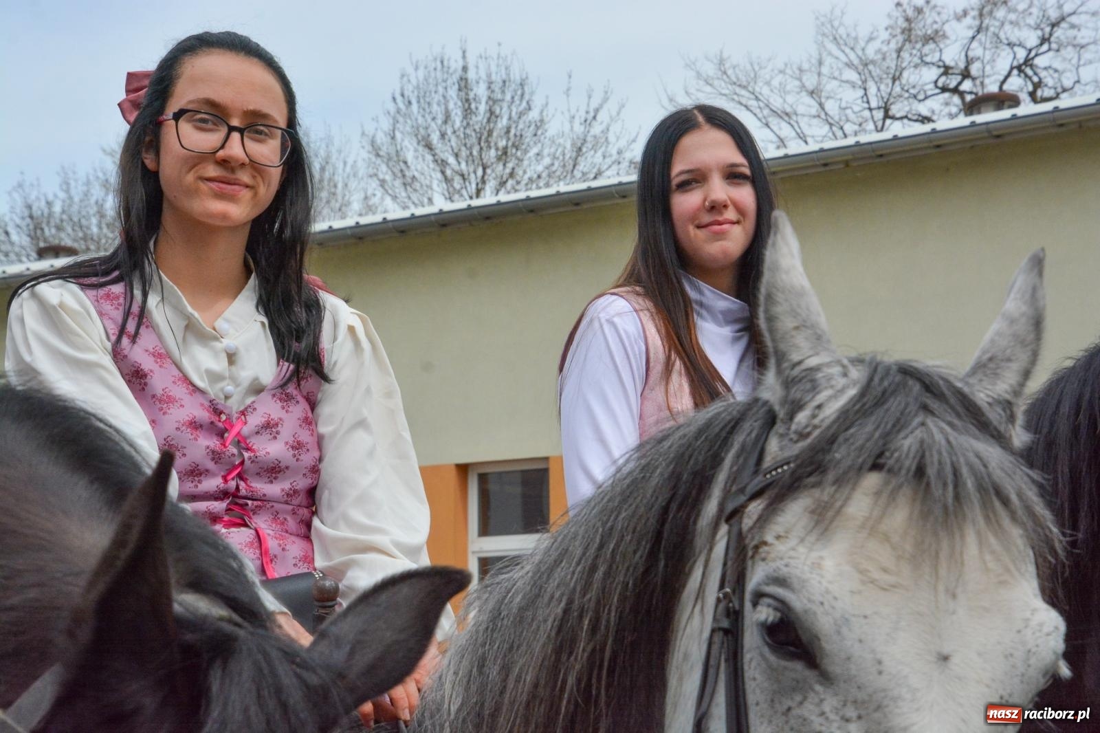 Zdjęcie w galerii na portalu naszraciborz.pl: Morawskie dziedzictwo, konie i goście honorowi – wielkanocna procesja w Pietrowicach Wielkich [FOTO i WIDEO] wiadomości z regionu