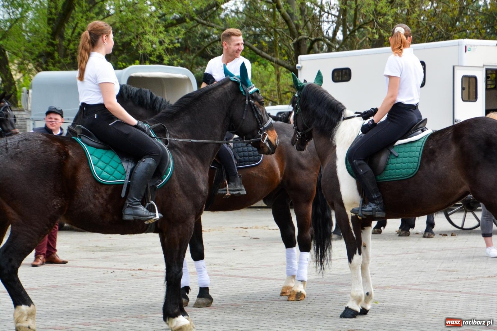 Zdjęcie w galerii na portalu naszraciborz.pl: Morawskie dziedzictwo, konie i goście honorowi – wielkanocna procesja w Pietrowicach Wielkich [FOTO i WIDEO] wiadomości z regionu