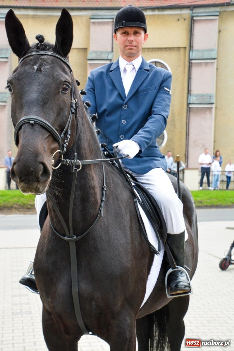 Zdjęcie w galerii na portalu naszraciborz.pl: Morawskie dziedzictwo, konie i goście honorowi – wielkanocna procesja w Pietrowicach Wielkich [FOTO i WIDEO] wiadomości z regionu