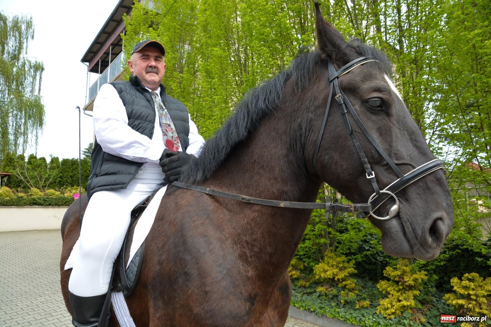 Zdjęcie w galerii na portalu naszraciborz.pl: Morawskie dziedzictwo, konie i goście honorowi – wielkanocna procesja w Pietrowicach Wielkich [FOTO i WIDEO] wiadomości z regionu