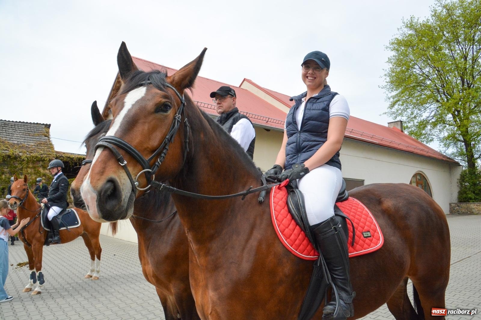 Zdjęcie w galerii na portalu naszraciborz.pl: Morawskie dziedzictwo, konie i goście honorowi – wielkanocna procesja w Pietrowicach Wielkich [FOTO i WIDEO] wiadomości z regionu