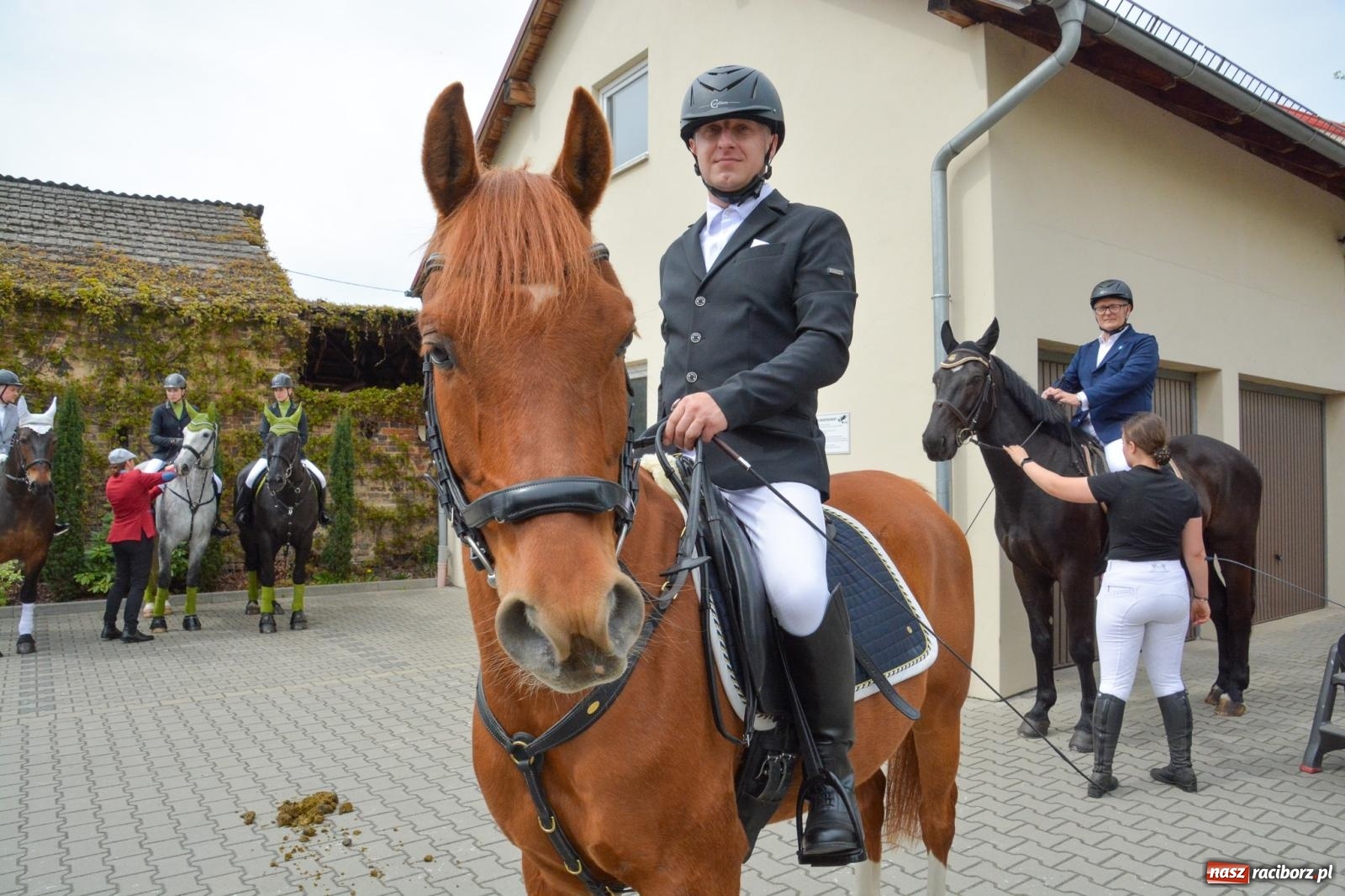 Zdjęcie w galerii na portalu naszraciborz.pl: Morawskie dziedzictwo, konie i goście honorowi – wielkanocna procesja w Pietrowicach Wielkich [FOTO i WIDEO] wiadomości z regionu