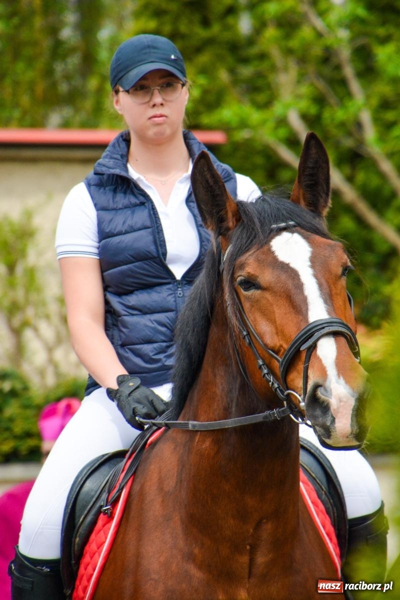 Zdjęcie w galerii na portalu naszraciborz.pl: Morawskie dziedzictwo, konie i goście honorowi – wielkanocna procesja w Pietrowicach Wielkich [FOTO i WIDEO] wiadomości z regionu