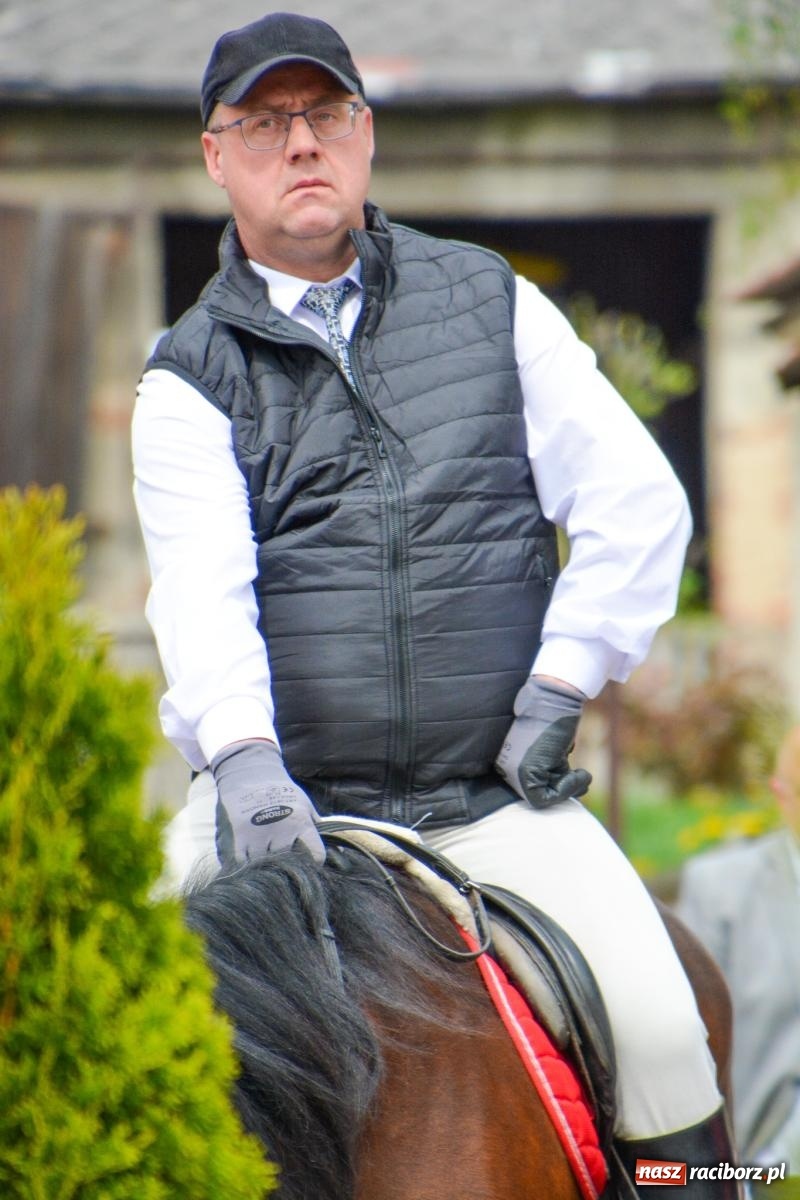 Zdjęcie w galerii na portalu naszraciborz.pl: Morawskie dziedzictwo, konie i goście honorowi – wielkanocna procesja w Pietrowicach Wielkich [FOTO i WIDEO] wiadomości z regionu