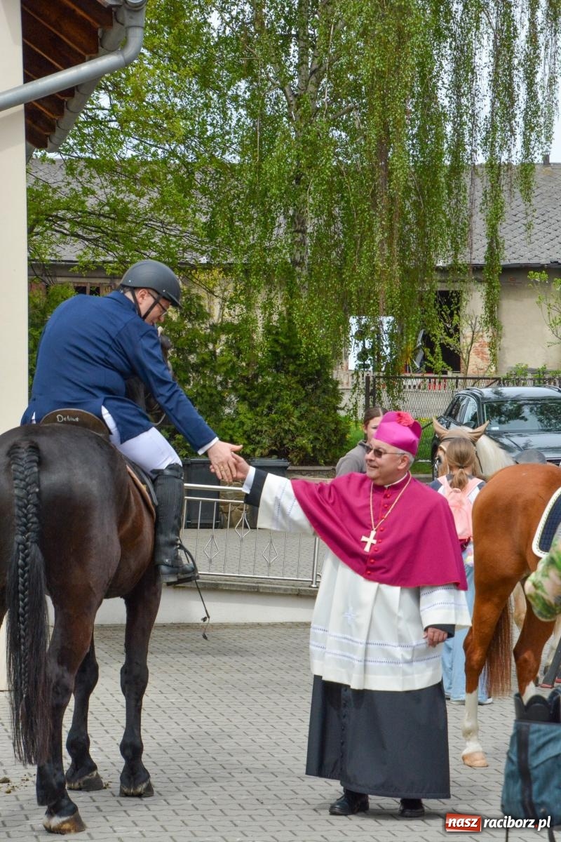 Zdjęcie w galerii na portalu naszraciborz.pl: Morawskie dziedzictwo, konie i goście honorowi – wielkanocna procesja w Pietrowicach Wielkich [FOTO i WIDEO] wiadomości z regionu