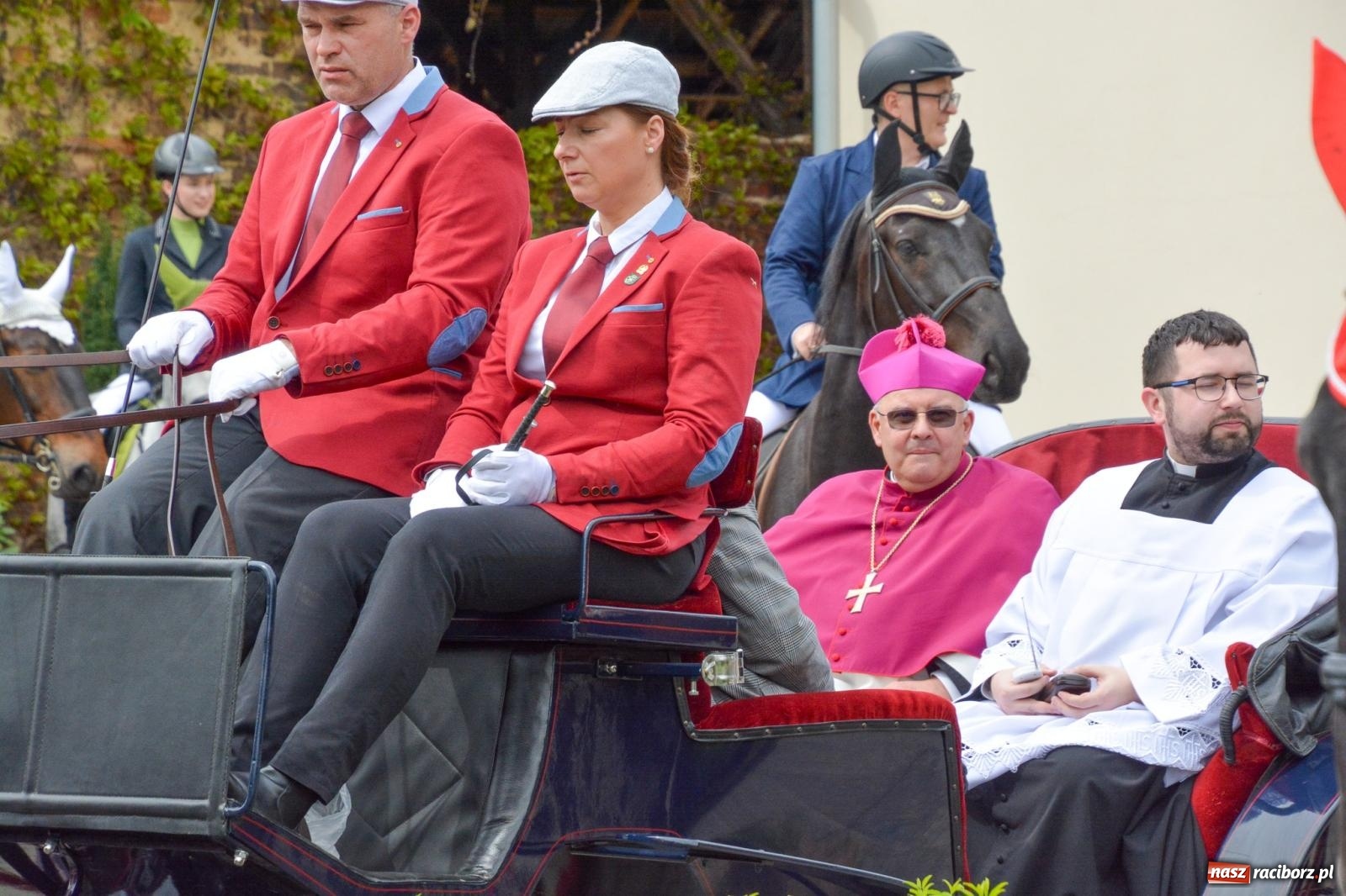 Zdjęcie w galerii na portalu naszraciborz.pl: Morawskie dziedzictwo, konie i goście honorowi – wielkanocna procesja w Pietrowicach Wielkich [FOTO i WIDEO] wiadomości z regionu