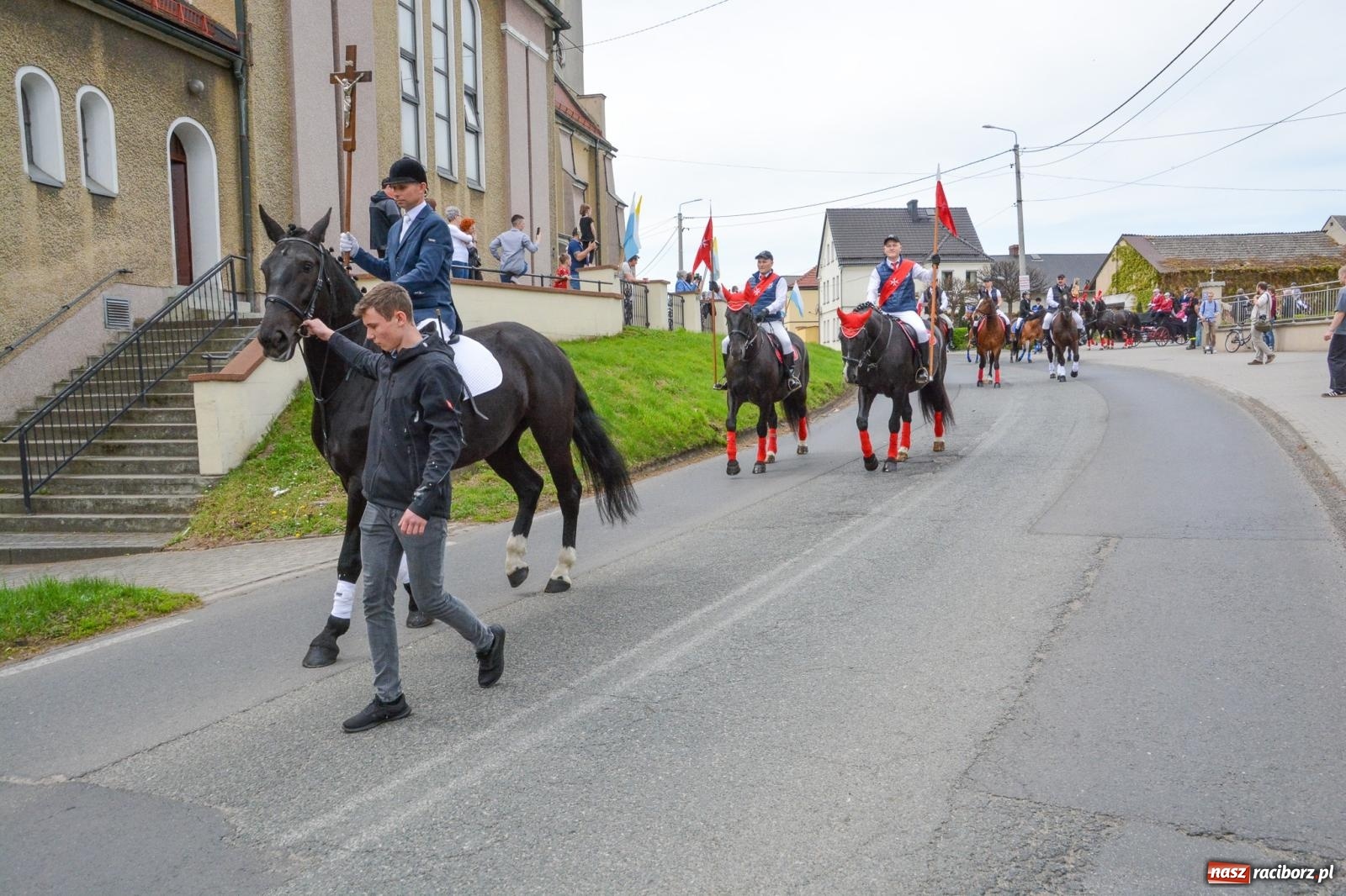 Zdjęcie w galerii na portalu naszraciborz.pl: Morawskie dziedzictwo, konie i goście honorowi – wielkanocna procesja w Pietrowicach Wielkich [FOTO i WIDEO] wiadomości z regionu
