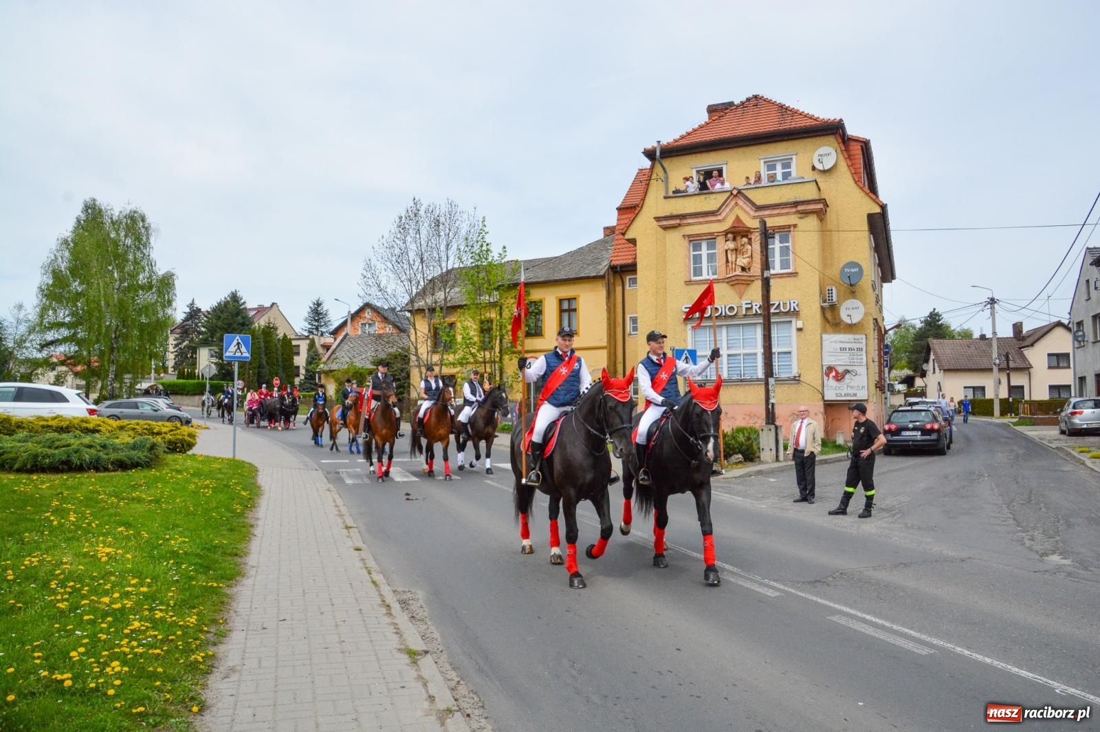 Zdjęcie w galerii na portalu naszraciborz.pl: Morawskie dziedzictwo, konie i goście honorowi – wielkanocna procesja w Pietrowicach Wielkich [FOTO i WIDEO] wiadomości z regionu