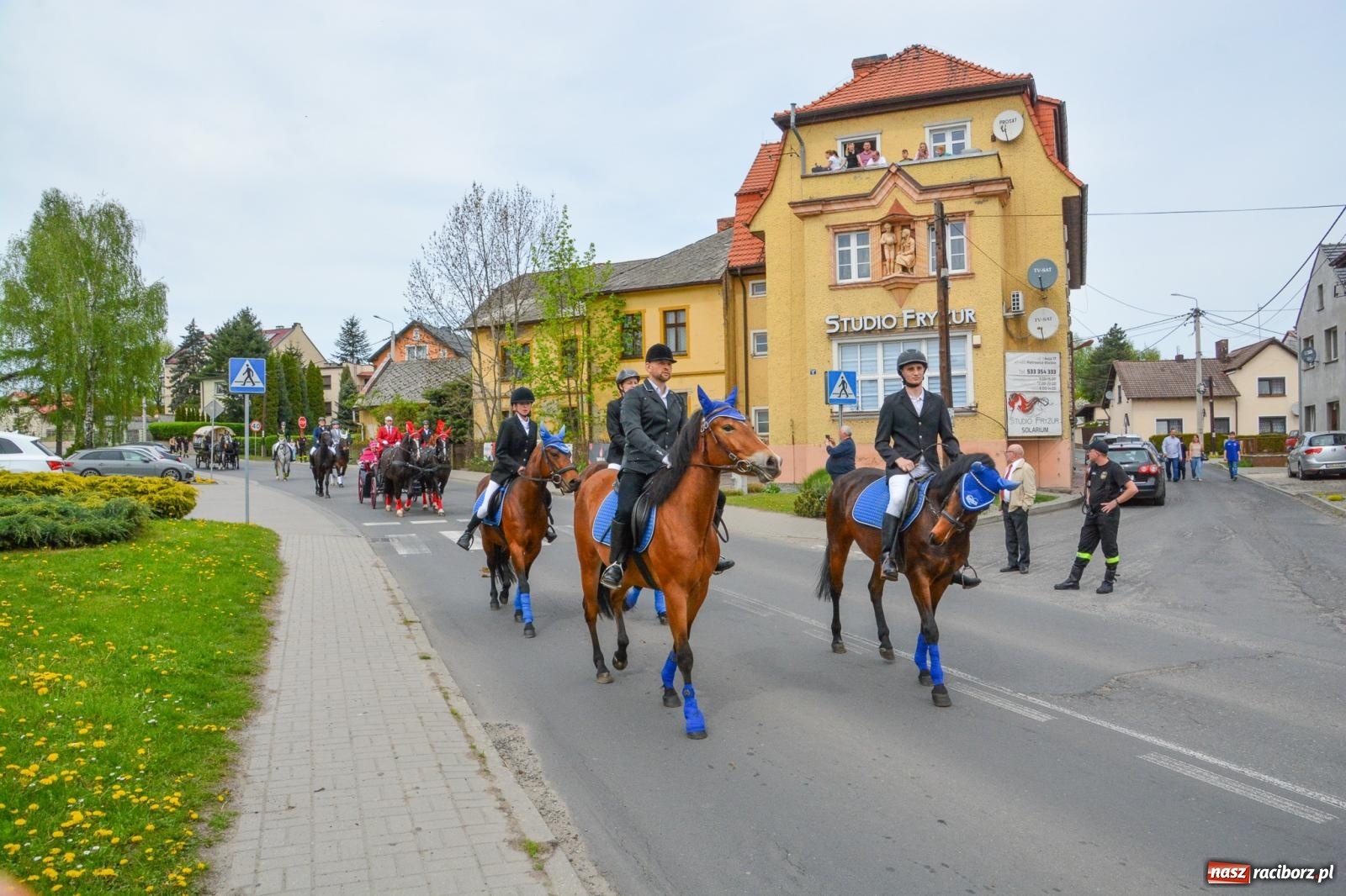 Zdjęcie w galerii na portalu naszraciborz.pl: Morawskie dziedzictwo, konie i goście honorowi – wielkanocna procesja w Pietrowicach Wielkich [FOTO i WIDEO] wiadomości z regionu