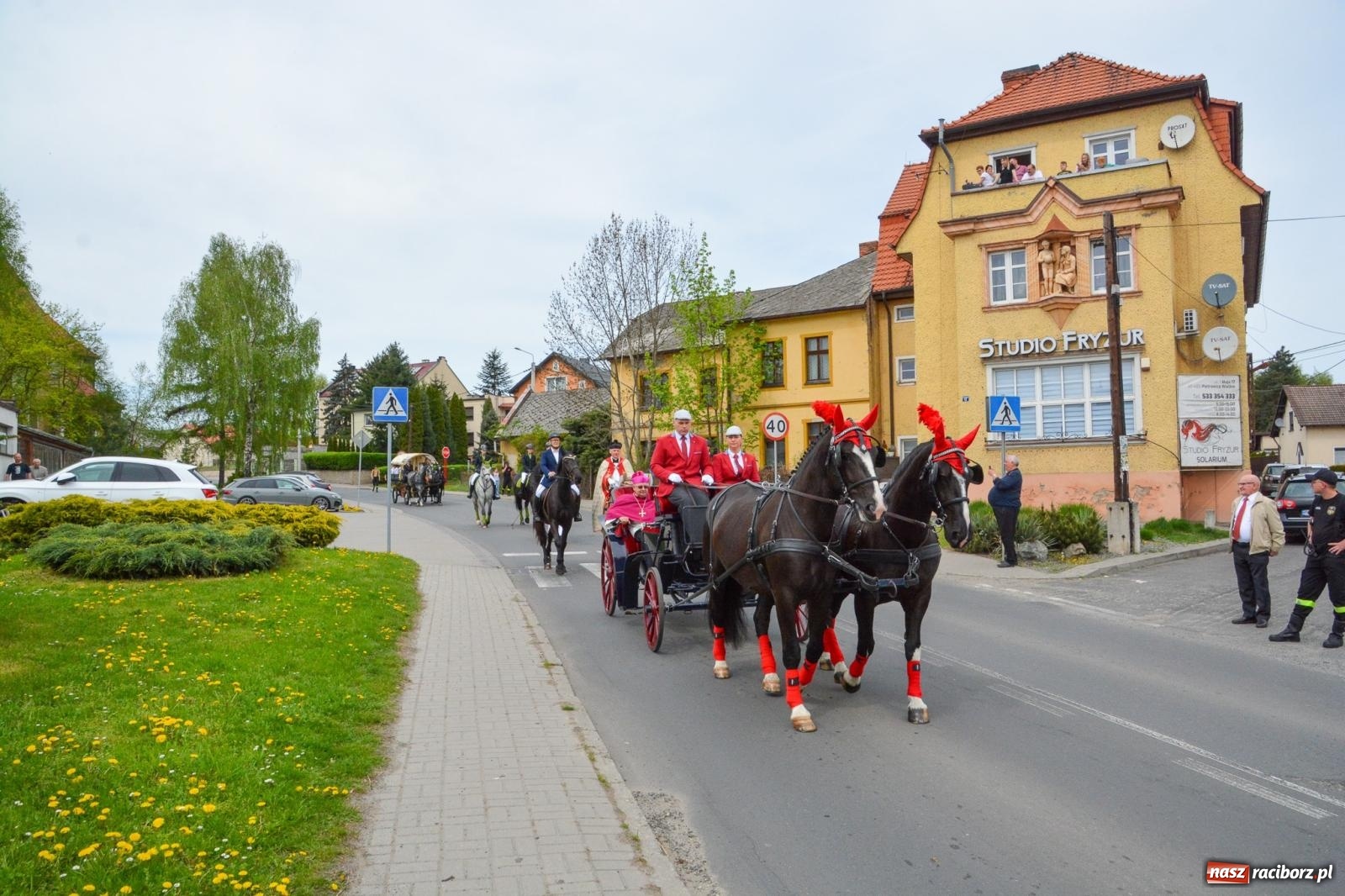 Zdjęcie w galerii na portalu naszraciborz.pl: Morawskie dziedzictwo, konie i goście honorowi – wielkanocna procesja w Pietrowicach Wielkich [FOTO i WIDEO] wiadomości z regionu