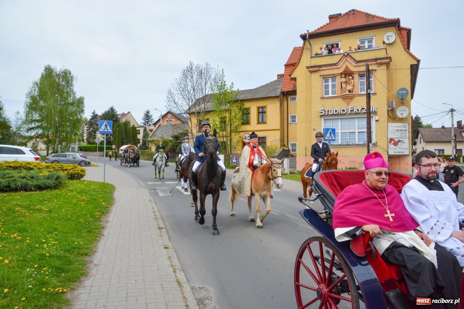 Zdjęcie w galerii na portalu naszraciborz.pl: Morawskie dziedzictwo, konie i goście honorowi – wielkanocna procesja w Pietrowicach Wielkich [FOTO i WIDEO] wiadomości z regionu