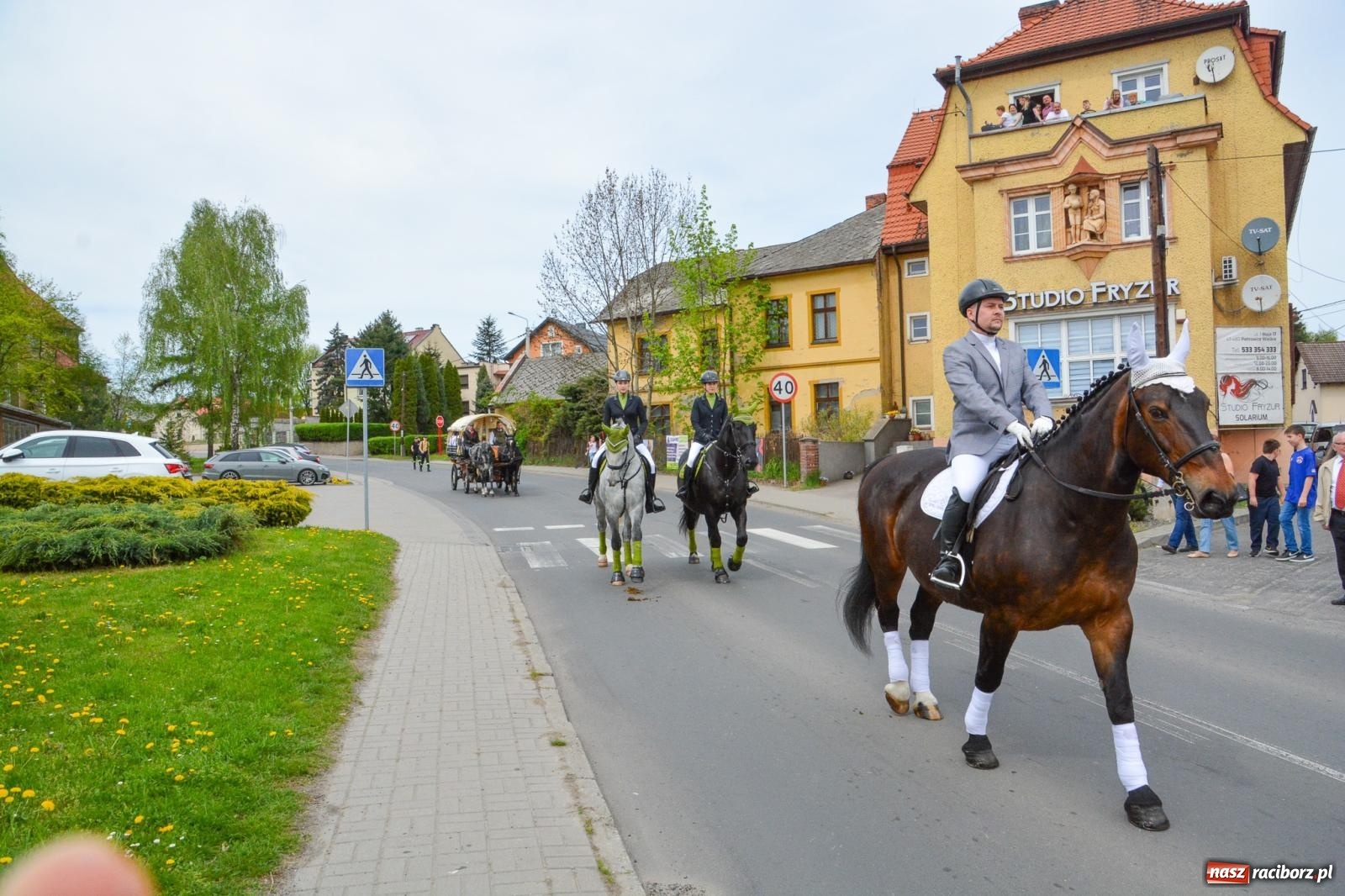 Zdjęcie w galerii na portalu naszraciborz.pl: Morawskie dziedzictwo, konie i goście honorowi – wielkanocna procesja w Pietrowicach Wielkich [FOTO i WIDEO] wiadomości z regionu