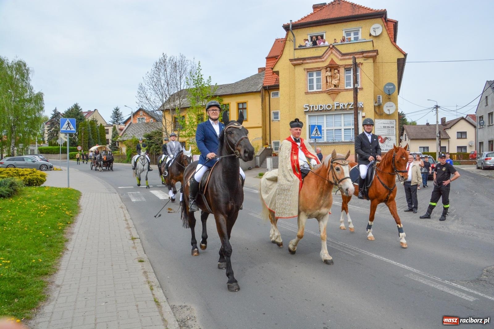 Zdjęcie w galerii na portalu naszraciborz.pl: Morawskie dziedzictwo, konie i goście honorowi – wielkanocna procesja w Pietrowicach Wielkich [FOTO i WIDEO] wiadomości z regionu