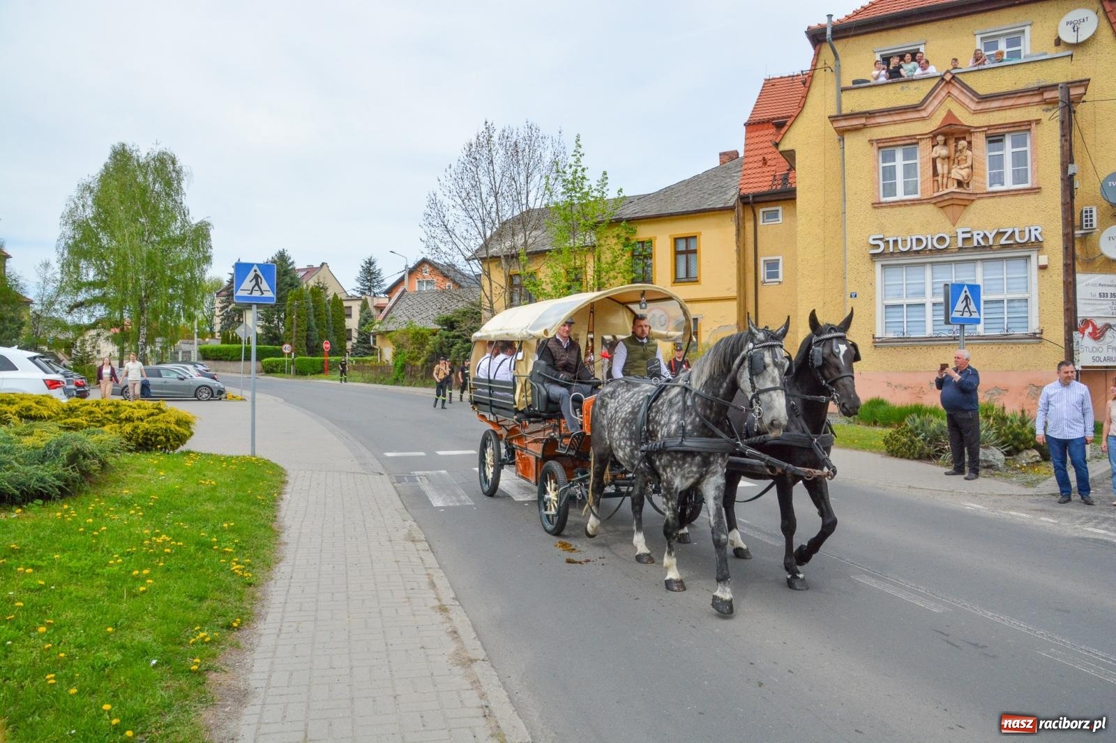 Zdjęcie w galerii na portalu naszraciborz.pl: Morawskie dziedzictwo, konie i goście honorowi – wielkanocna procesja w Pietrowicach Wielkich [FOTO i WIDEO] wiadomości z regionu