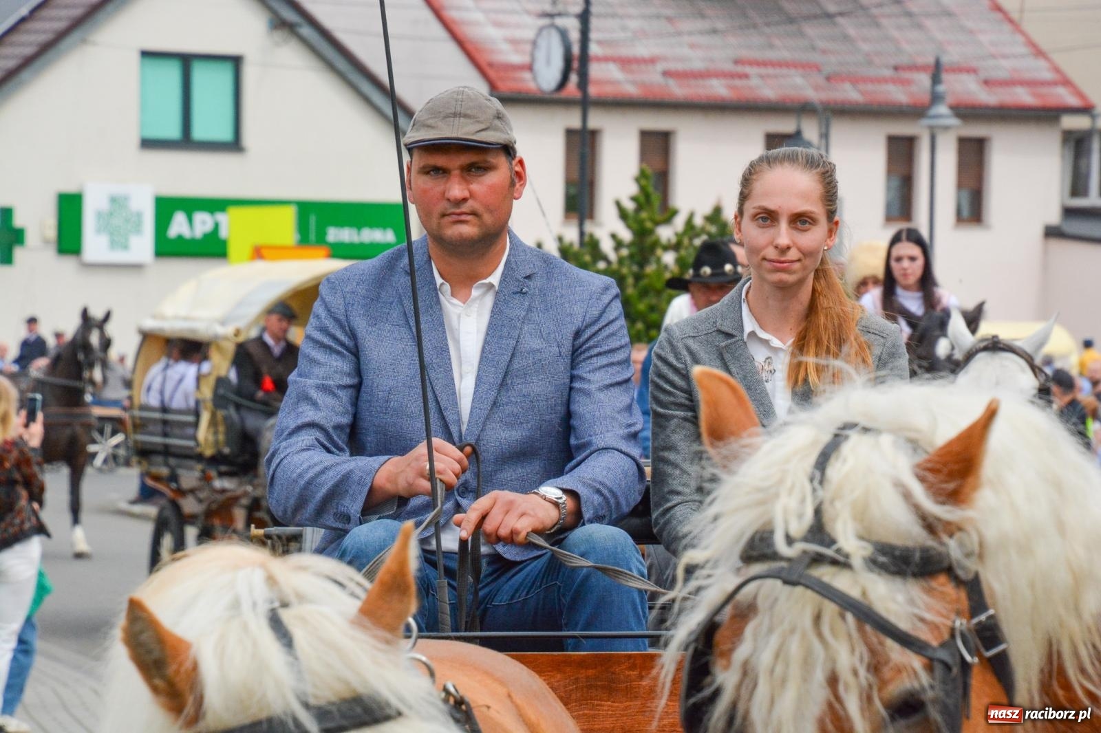 Zdjęcie w galerii na portalu naszraciborz.pl: Morawskie dziedzictwo, konie i goście honorowi – wielkanocna procesja w Pietrowicach Wielkich [FOTO i WIDEO] wiadomości z regionu