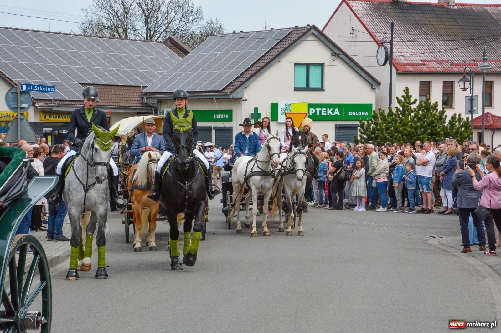 Zdjęcie w galerii na portalu naszraciborz.pl: Morawskie dziedzictwo, konie i goście honorowi – wielkanocna procesja w Pietrowicach Wielkich [FOTO i WIDEO] wiadomości z regionu