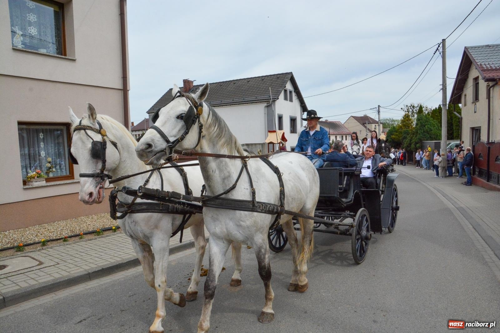 Zdjęcie w galerii na portalu naszraciborz.pl: Morawskie dziedzictwo, konie i goście honorowi – wielkanocna procesja w Pietrowicach Wielkich [FOTO i WIDEO] wiadomości z regionu