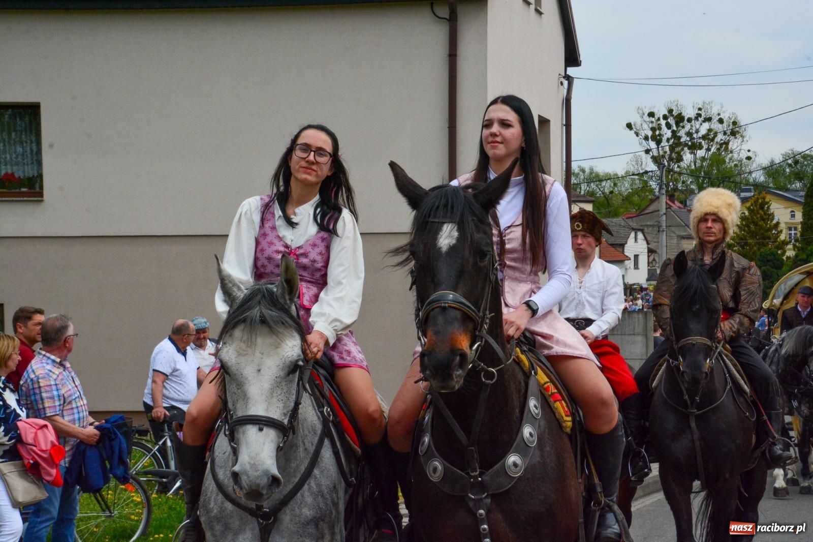 Zdjęcie w galerii na portalu naszraciborz.pl: Morawskie dziedzictwo, konie i goście honorowi – wielkanocna procesja w Pietrowicach Wielkich [FOTO i WIDEO] wiadomości z regionu
