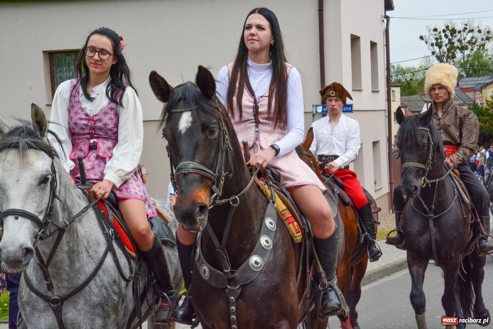 Zdjęcie w galerii na portalu naszraciborz.pl: Morawskie dziedzictwo, konie i goście honorowi – wielkanocna procesja w Pietrowicach Wielkich [FOTO i WIDEO] wiadomości z regionu