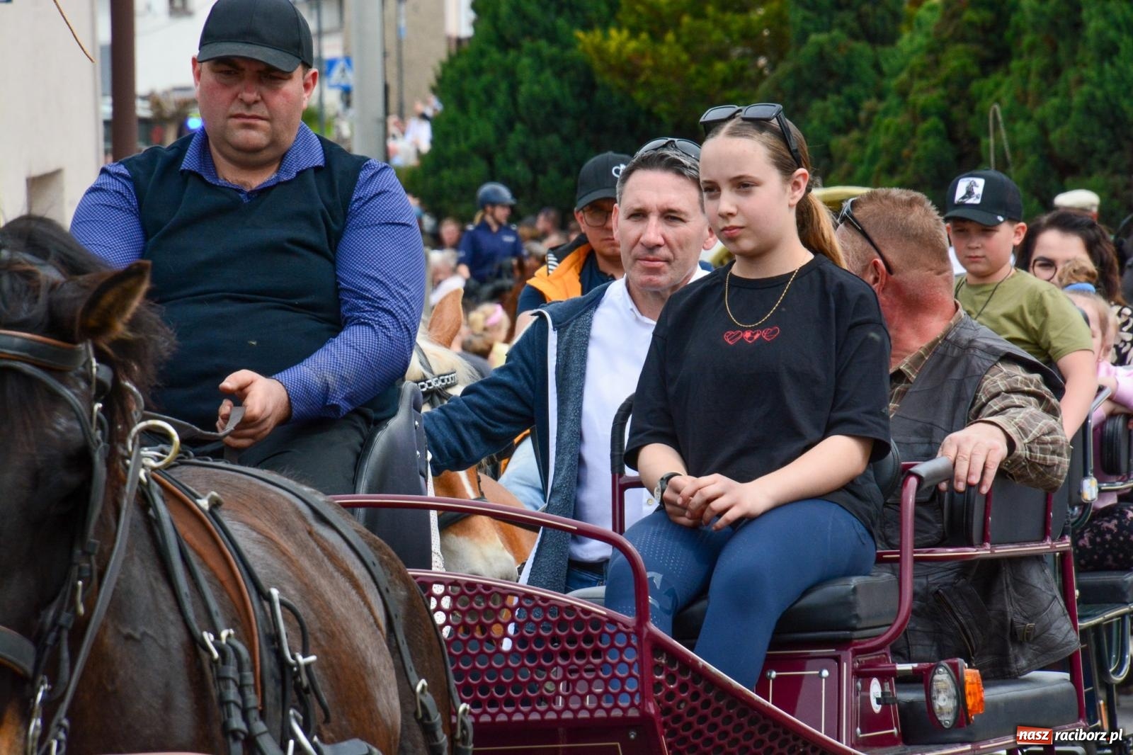 Zdjęcie w galerii na portalu naszraciborz.pl: Morawskie dziedzictwo, konie i goście honorowi – wielkanocna procesja w Pietrowicach Wielkich [FOTO i WIDEO] wiadomości z regionu