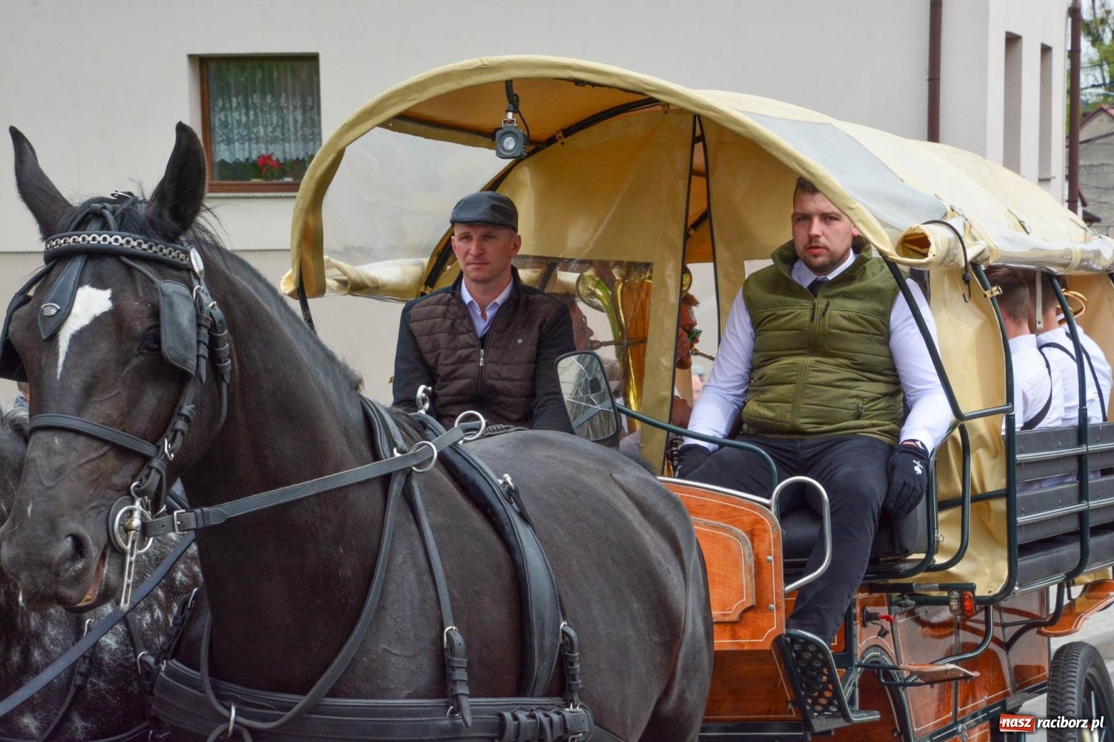 Zdjęcie w galerii na portalu naszraciborz.pl: Morawskie dziedzictwo, konie i goście honorowi – wielkanocna procesja w Pietrowicach Wielkich [FOTO i WIDEO] wiadomości z regionu