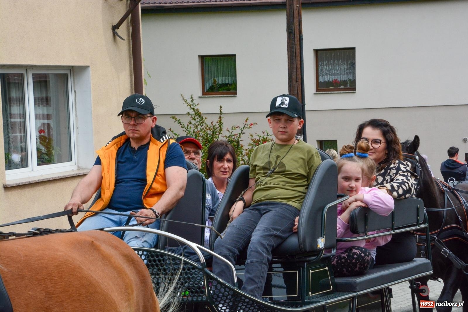 Zdjęcie w galerii na portalu naszraciborz.pl: Morawskie dziedzictwo, konie i goście honorowi – wielkanocna procesja w Pietrowicach Wielkich [FOTO i WIDEO] wiadomości z regionu
