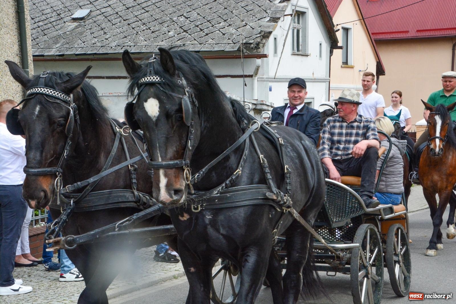 Zdjęcie w galerii na portalu naszraciborz.pl: Morawskie dziedzictwo, konie i goście honorowi – wielkanocna procesja w Pietrowicach Wielkich [FOTO i WIDEO] wiadomości z regionu