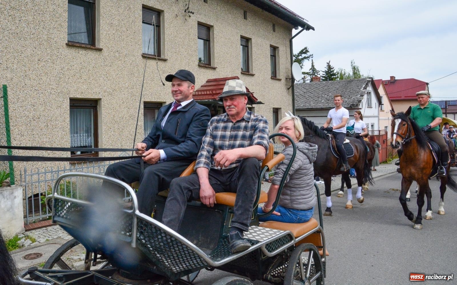 Zdjęcie w galerii na portalu naszraciborz.pl: Morawskie dziedzictwo, konie i goście honorowi – wielkanocna procesja w Pietrowicach Wielkich [FOTO i WIDEO] wiadomości z regionu