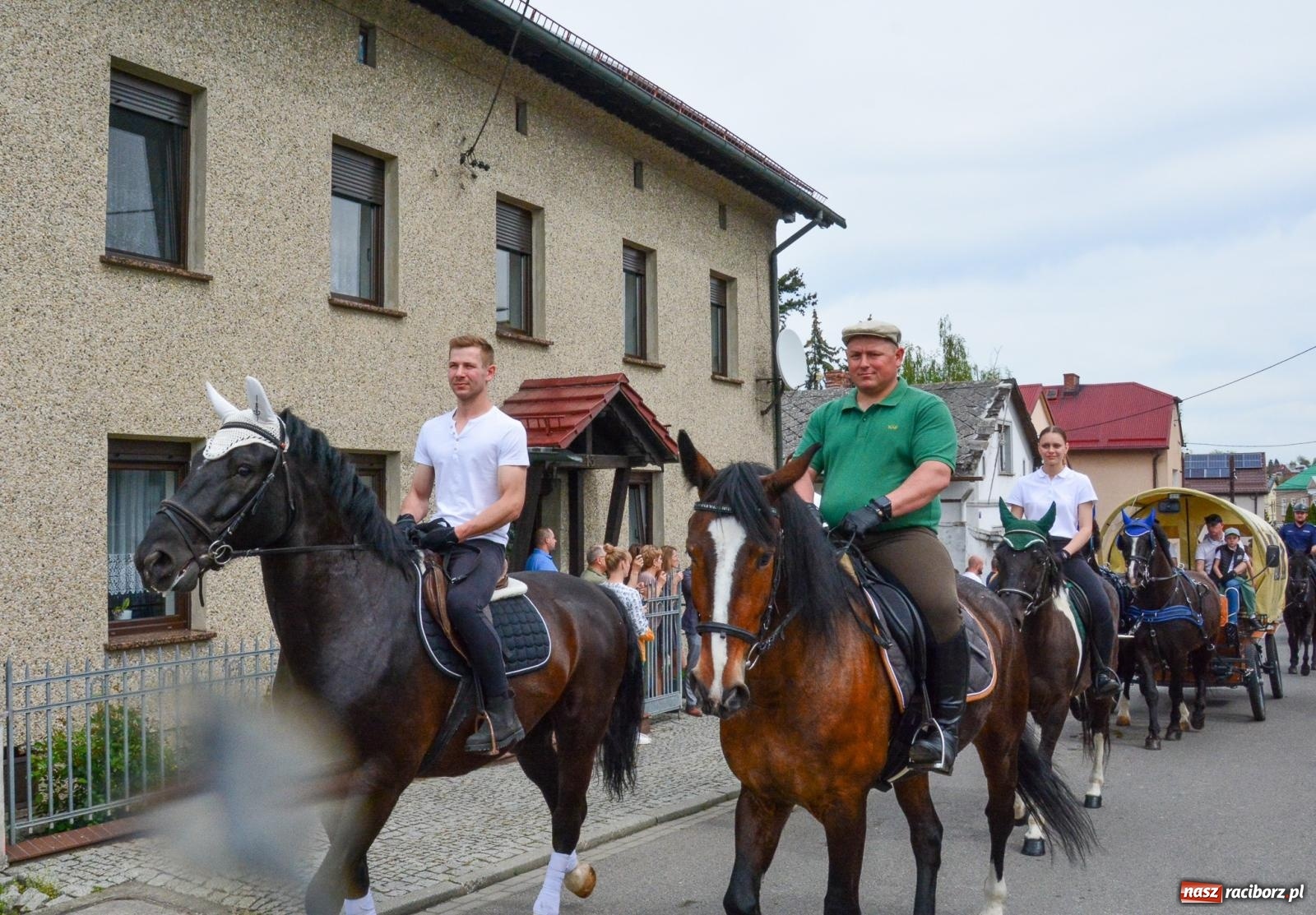 Zdjęcie w galerii na portalu naszraciborz.pl: Morawskie dziedzictwo, konie i goście honorowi – wielkanocna procesja w Pietrowicach Wielkich [FOTO i WIDEO] wiadomości z regionu