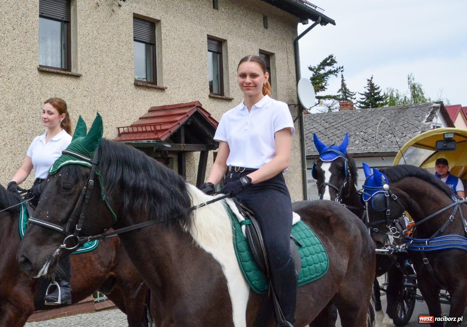 Zdjęcie w galerii na portalu naszraciborz.pl: Morawskie dziedzictwo, konie i goście honorowi – wielkanocna procesja w Pietrowicach Wielkich [FOTO i WIDEO] wiadomości z regionu