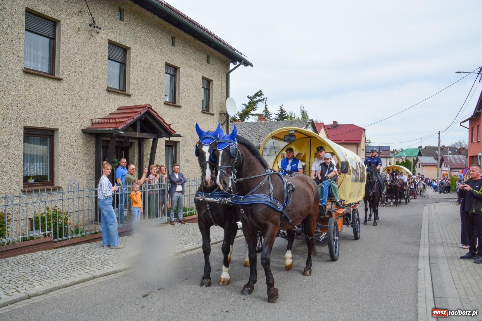 Zdjęcie w galerii na portalu naszraciborz.pl: Morawskie dziedzictwo, konie i goście honorowi – wielkanocna procesja w Pietrowicach Wielkich [FOTO i WIDEO] wiadomości z regionu