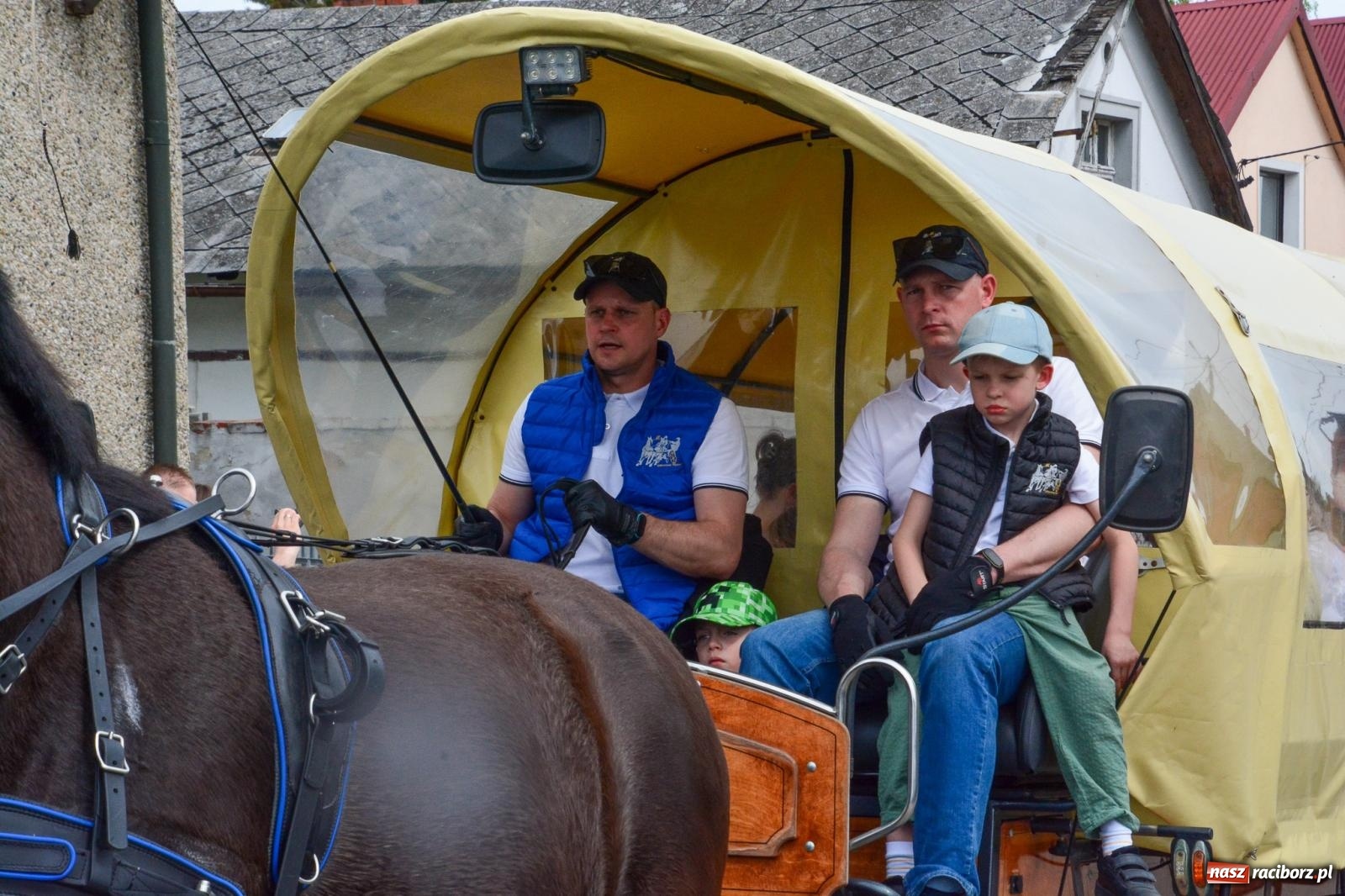 Zdjęcie w galerii na portalu naszraciborz.pl: Morawskie dziedzictwo, konie i goście honorowi – wielkanocna procesja w Pietrowicach Wielkich [FOTO i WIDEO] wiadomości z regionu