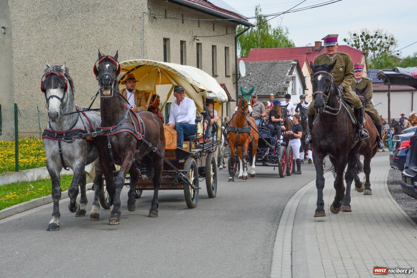 Zdjęcie w galerii na portalu naszraciborz.pl: Morawskie dziedzictwo, konie i goście honorowi – wielkanocna procesja w Pietrowicach Wielkich [FOTO i WIDEO] wiadomości z regionu