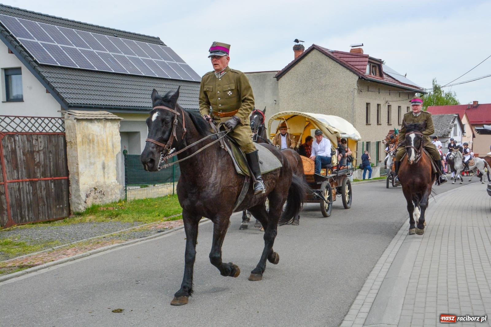 Zdjęcie w galerii na portalu naszraciborz.pl: Morawskie dziedzictwo, konie i goście honorowi – wielkanocna procesja w Pietrowicach Wielkich [FOTO i WIDEO] wiadomości z regionu