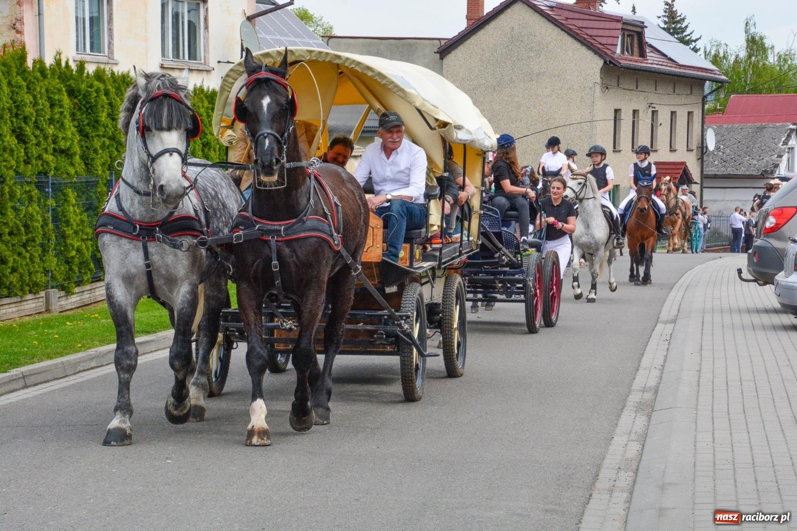 Zdjęcie w galerii na portalu naszraciborz.pl: Morawskie dziedzictwo, konie i goście honorowi – wielkanocna procesja w Pietrowicach Wielkich [FOTO i WIDEO] wiadomości z regionu
