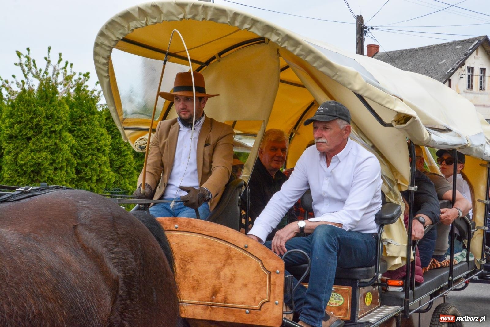 Zdjęcie w galerii na portalu naszraciborz.pl: Morawskie dziedzictwo, konie i goście honorowi – wielkanocna procesja w Pietrowicach Wielkich [FOTO i WIDEO] wiadomości z regionu