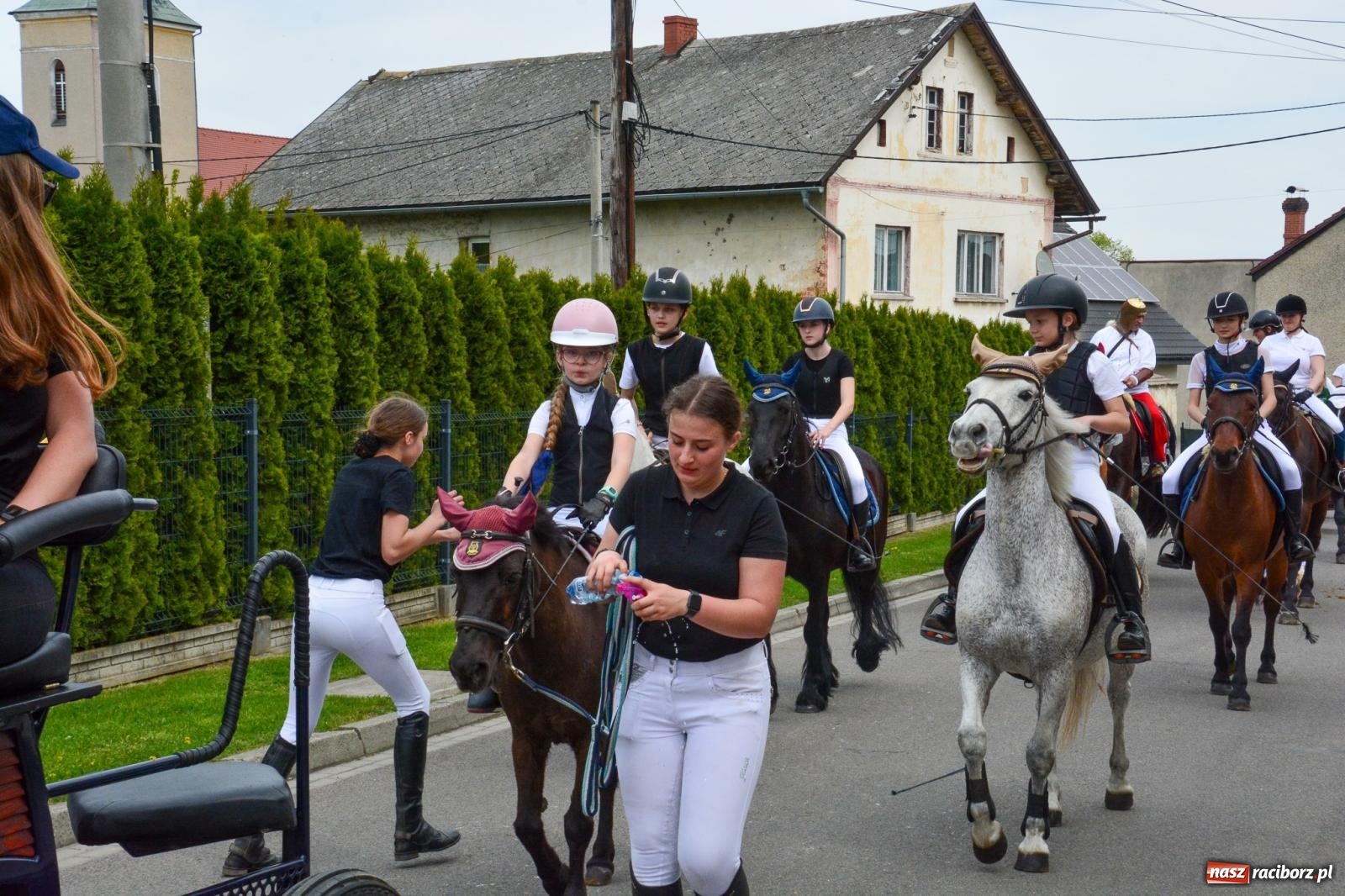 Zdjęcie w galerii na portalu naszraciborz.pl: Morawskie dziedzictwo, konie i goście honorowi – wielkanocna procesja w Pietrowicach Wielkich [FOTO i WIDEO] wiadomości z regionu