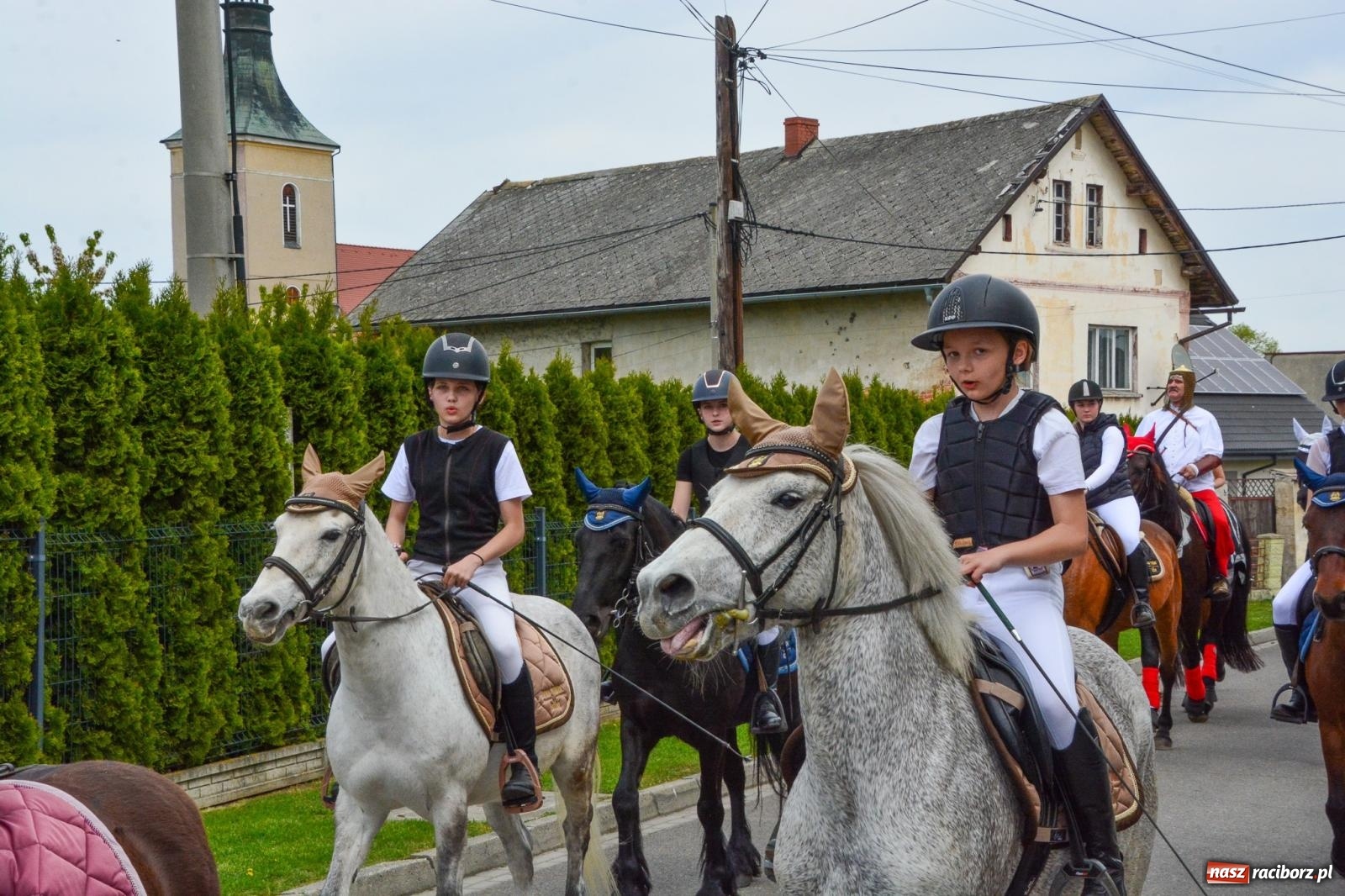 Zdjęcie w galerii na portalu naszraciborz.pl: Morawskie dziedzictwo, konie i goście honorowi – wielkanocna procesja w Pietrowicach Wielkich [FOTO i WIDEO] wiadomości z regionu