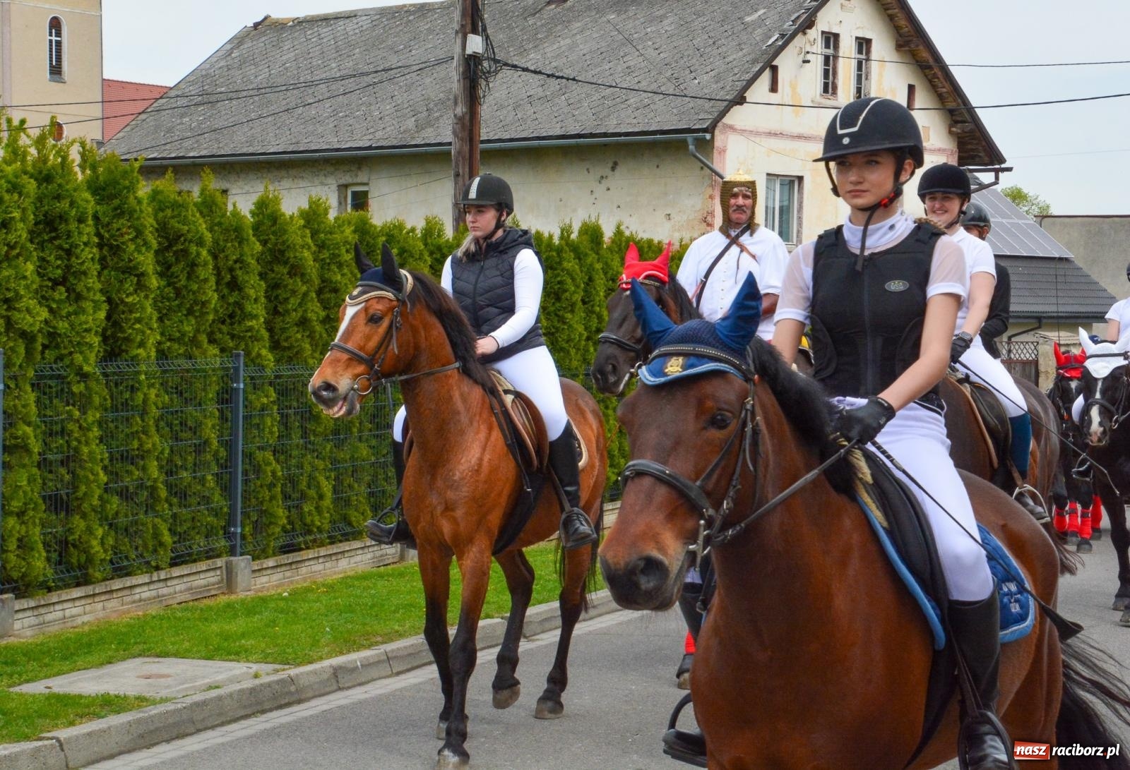 Zdjęcie w galerii na portalu naszraciborz.pl: Morawskie dziedzictwo, konie i goście honorowi – wielkanocna procesja w Pietrowicach Wielkich [FOTO i WIDEO] wiadomości z regionu