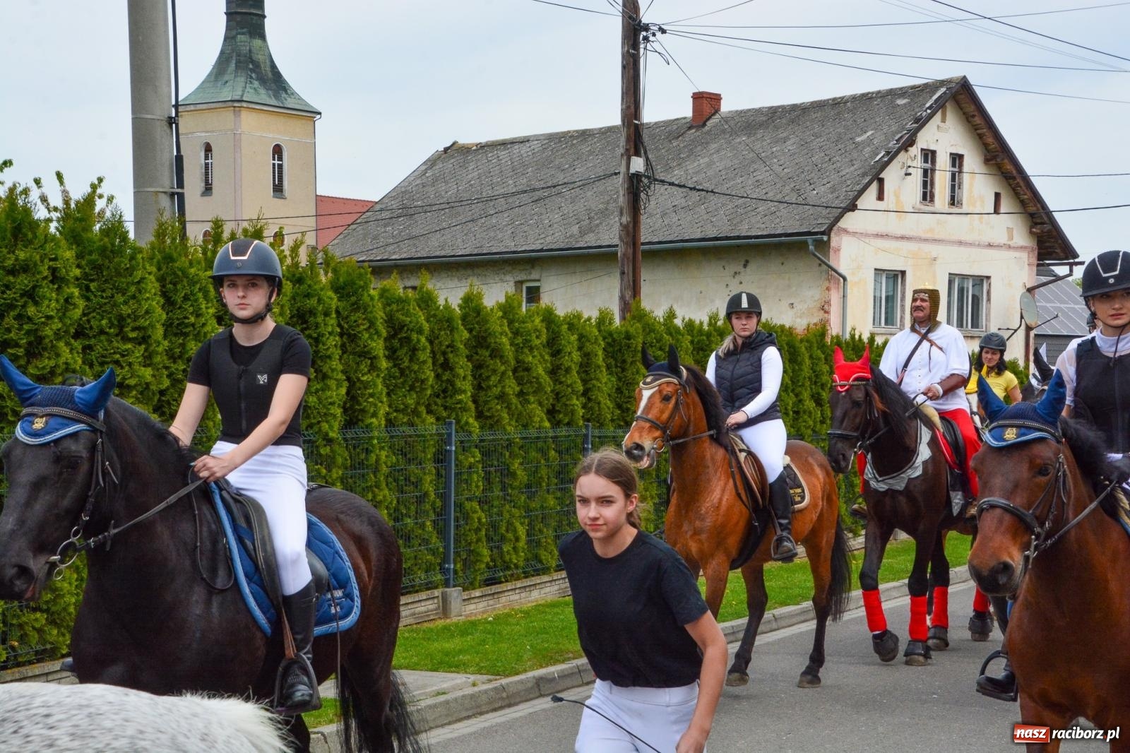 Zdjęcie w galerii na portalu naszraciborz.pl: Morawskie dziedzictwo, konie i goście honorowi – wielkanocna procesja w Pietrowicach Wielkich [FOTO i WIDEO] wiadomości z regionu