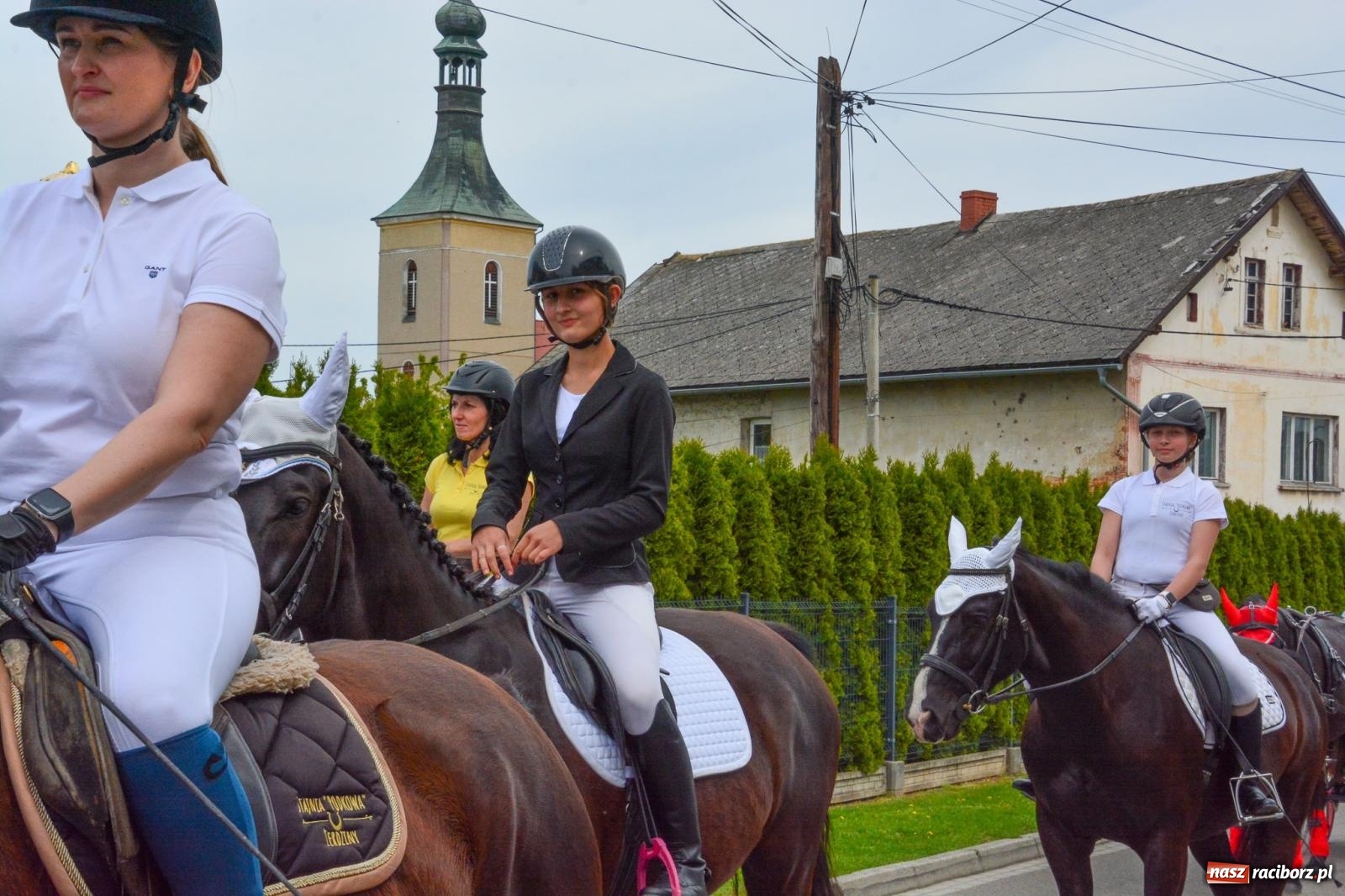 Zdjęcie w galerii na portalu naszraciborz.pl: Morawskie dziedzictwo, konie i goście honorowi – wielkanocna procesja w Pietrowicach Wielkich [FOTO i WIDEO] wiadomości z regionu