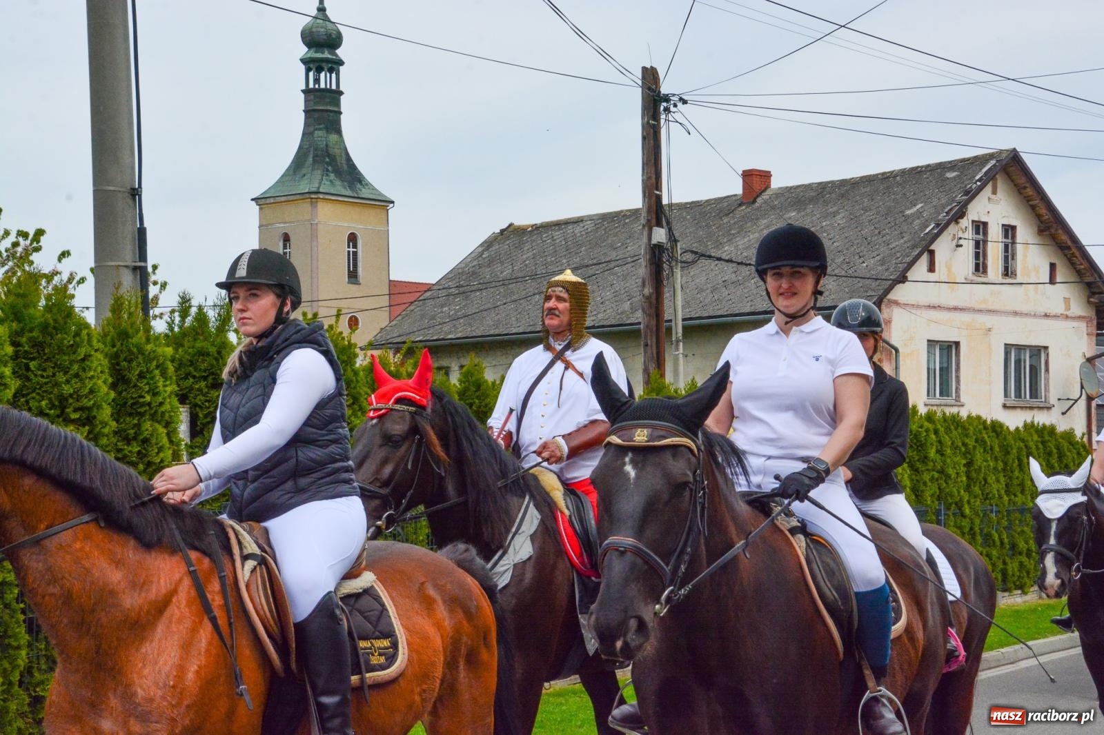 Zdjęcie w galerii na portalu naszraciborz.pl: Morawskie dziedzictwo, konie i goście honorowi – wielkanocna procesja w Pietrowicach Wielkich [FOTO i WIDEO] wiadomości z regionu