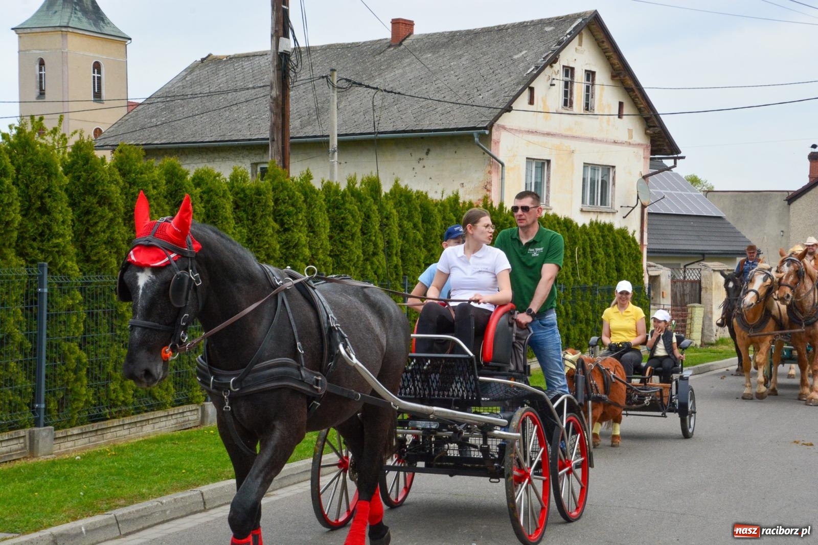 Zdjęcie w galerii na portalu naszraciborz.pl: Morawskie dziedzictwo, konie i goście honorowi – wielkanocna procesja w Pietrowicach Wielkich [FOTO i WIDEO] wiadomości z regionu
