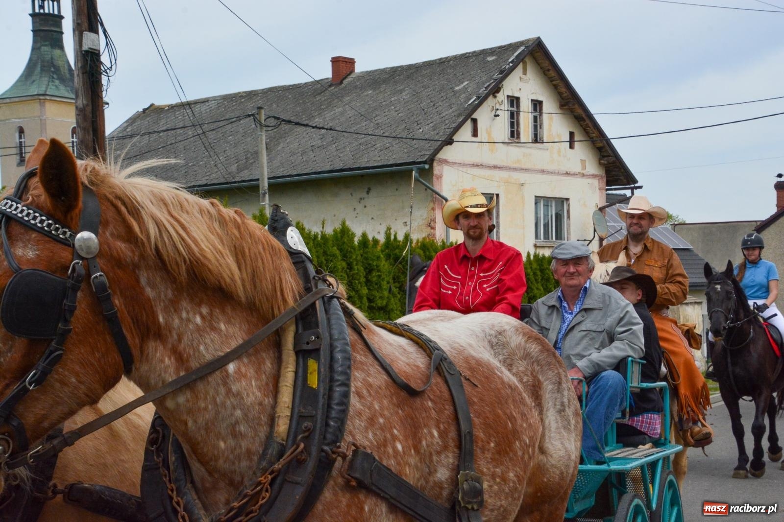 Zdjęcie w galerii na portalu naszraciborz.pl: Morawskie dziedzictwo, konie i goście honorowi – wielkanocna procesja w Pietrowicach Wielkich [FOTO i WIDEO] wiadomości z regionu