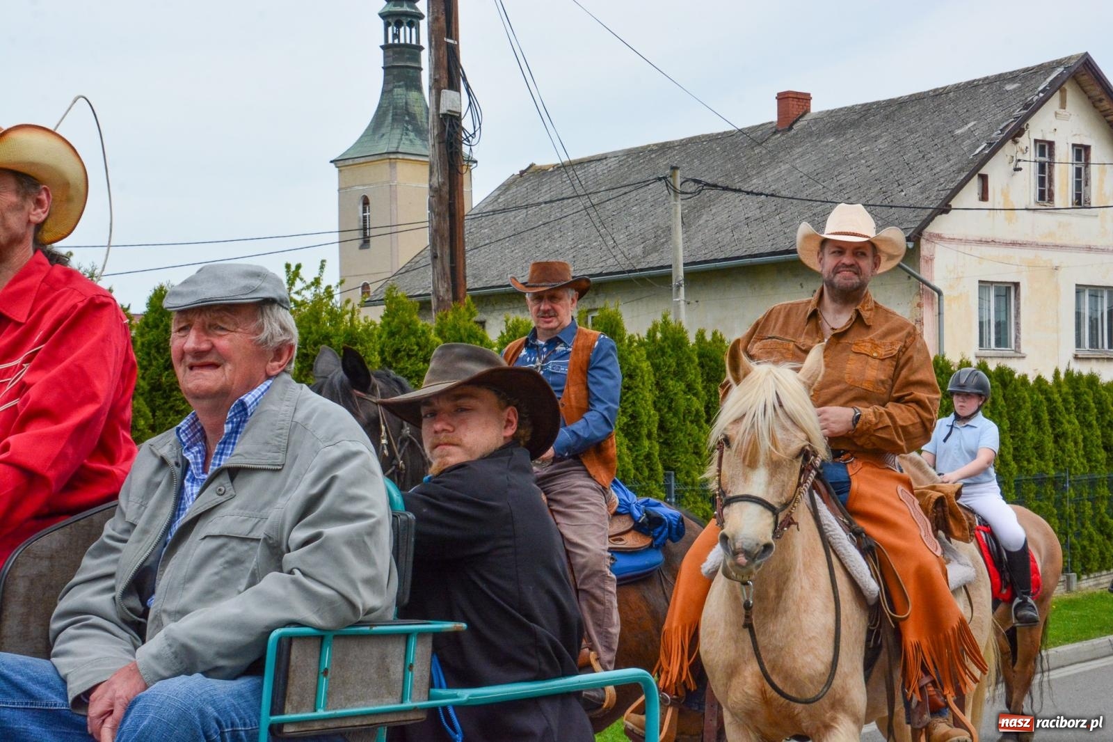 Zdjęcie w galerii na portalu naszraciborz.pl: Morawskie dziedzictwo, konie i goście honorowi – wielkanocna procesja w Pietrowicach Wielkich [FOTO i WIDEO] wiadomości z regionu