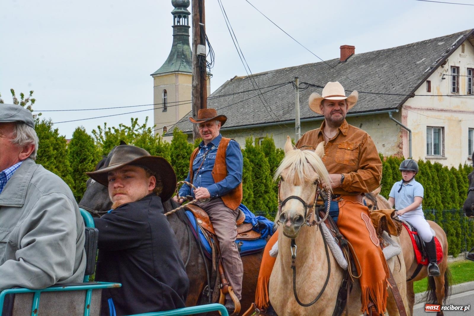 Zdjęcie w galerii na portalu naszraciborz.pl: Morawskie dziedzictwo, konie i goście honorowi – wielkanocna procesja w Pietrowicach Wielkich [FOTO i WIDEO] wiadomości z regionu