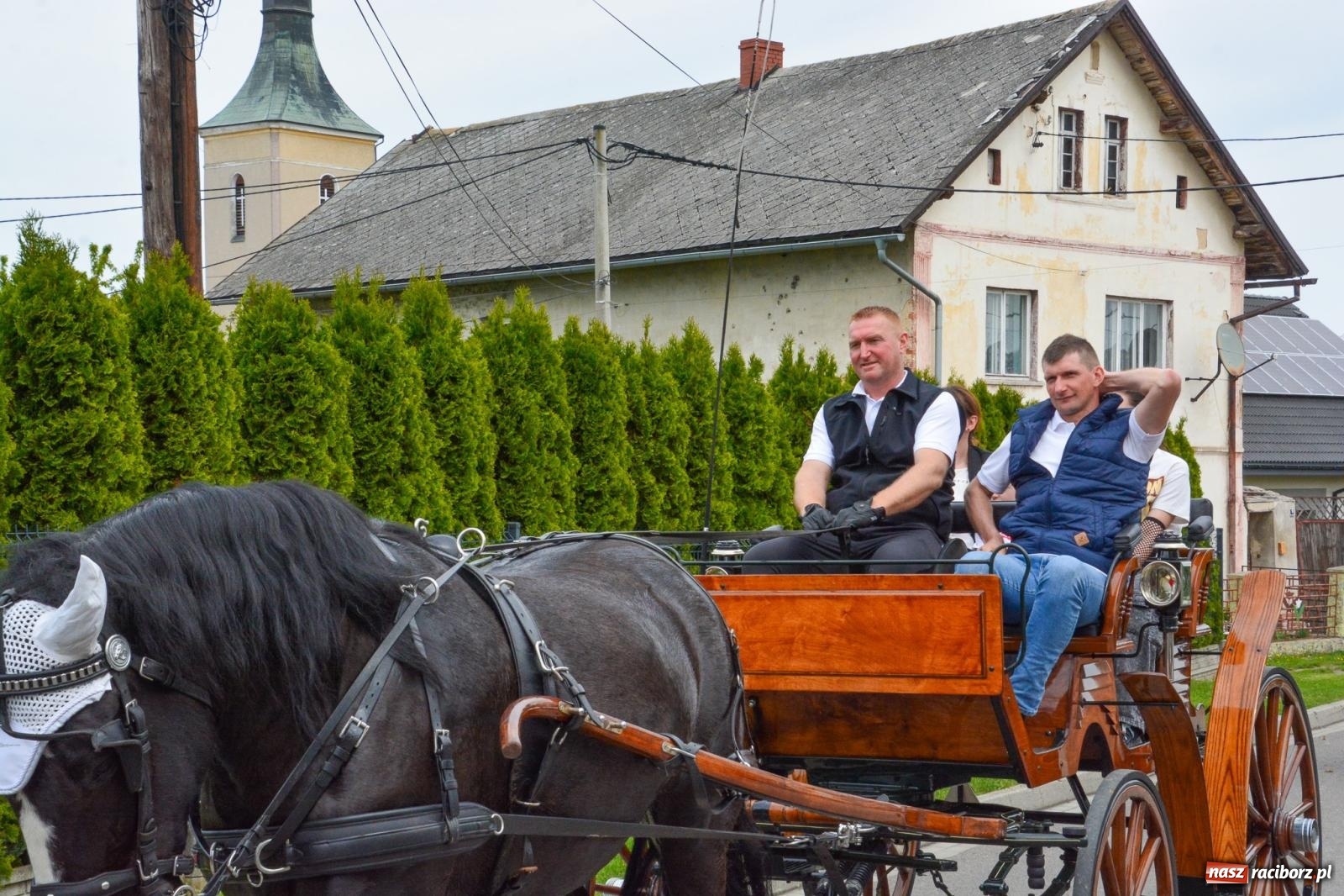Zdjęcie w galerii na portalu naszraciborz.pl: Morawskie dziedzictwo, konie i goście honorowi – wielkanocna procesja w Pietrowicach Wielkich [FOTO i WIDEO] wiadomości z regionu